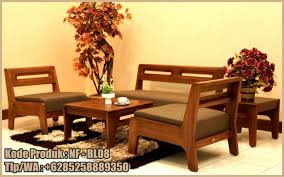Kursi Minimalis Untuk Ruang Tamu Kecil Furniture Jati Jepara Ruang tamu berlantai kayu ini dilengkapi dengan kursi berwarna cokelat dan sofa putih, tak lupa meja tamu dari kayu berkaki besi hitam.