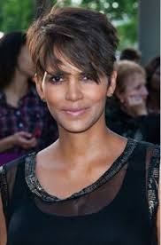 Halle Berry Katmanli Sac Modeli Sac Kesimi Sevimli Kisa Sac Kadin Kisa Sac
