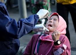 Prosedur ini dilakukan dengan mengambil sampel dari hidung atau tenggorokan untuk kemudian dibawa ke laboratorium dan diperiksa bedanya dengan rapid test antibodi, swab antigen langsung mendeteksi keberadaan virus corona, bukan antibodi yang dihasilkan tubuh terhadap virus. Ini Syarat Nikmati Fasilitas Swab Antigen Gratis Di St Pasar Senen