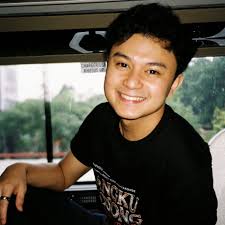 through the summer sunshine of our life 📸: @emyrrazan