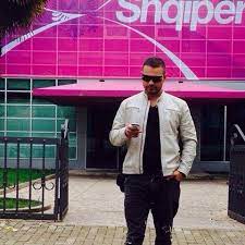 Partia Demokratike e Shqipërisë - Pajtim Serjani, miku i Shullazit i përfshirë mbrëmë në përplasjen e bandave, i fotografuar në hyrjen kryesore të Partisë Socialiste, aty ku mbrohet krimi e sulmohet opozita