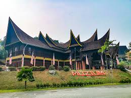 Buat julung kalinya kerajaan negeri terengganu bersama lembaga muzium negeri terengganu menganjurkan pertandingan adu kolek sebagai satu langkah pemuliharaan khazanah budaya tradisi. Masuk Muzium Negeri Sembilan Percuma