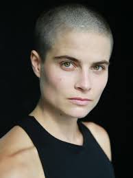 Meine AVo Rollen. Eine Bildhauerin, die das Patriarchat zerhämmern will und  Romeo, der wortwörtlich Hals über Kopf verliebt ist. Fotos: Guillaume Musset