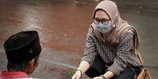 Sikap gotong royong dalam suatu masyarakat menyebaban rasa sosial yang tinggi, contohnya saja pada saat terjadi bencana alam dimana semua orang berusaha untuk dapat mengumpulkan dana serta memperbaiki infrastuktur yang rusak dan membantu pihak keamanan untuk mencari korban. Memaknai Indahnya Gotong Royong Di Masa Pandemi Bersama Pasti Bisa Merdeka Com