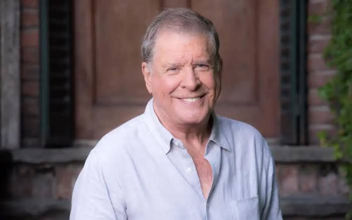 Arturo Puig vuelve a Uruguay con una obra en la que cuenta su vida a través  de los textos que lo marcaron