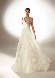 Ecco tutti i consigli e tutti i suggerimenti su come scegliere il proprio abito per il 2021. Abiti Da Sposa 2021 Speciale Tendenze Moda Look Bridal Pronovias Wedding Dress Ball Dresses Wedding Dresses