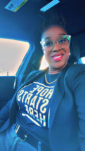 Lindsay Muth's Instagram, Twitter & Facebook