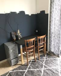 studeerkamer hobbykamer industrieel wonen interieur inspiratie blauwe muur zwarte meubels zwarte meubels interieur thuis woonkamer
