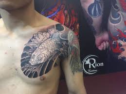 Muốn nấu được món cá om dưa ngon nhất thì bạn nên chọn cá chép sống ở sông, cá trên 2kg đảm bảo sẽ mổ cá chép, rồi dùng muối chà xát khắp thân, từ trong bụng ra ngoài. Hinh XÄƒm Ca Chep á»Ÿ Ngá»±c Hinh XÄƒm XÄƒm