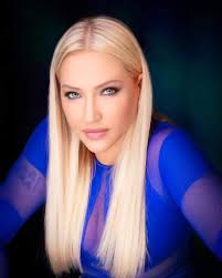 Hoje nosso #tbt❤️ é o mesmo programa de TV de Portugal 🇵🇹 do Disco de  Ouro. Só que é a música Unicamente. Me senti muito em casa em Portugal.  Muito giro 😎