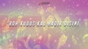 Kuyakin kau hadir di sini kurasakan kuasa yang tak terbatas ku yakin kau nyata di sini kemenangan terjadi di sini s'genap jiwaku memujimu sungguh besar kau yesusku s'genap hatiku menyembahmu kau besar…. Roh Kudus Hadir Disini Mengalir Di Bait Suci By Lagu Pantekosta Lama