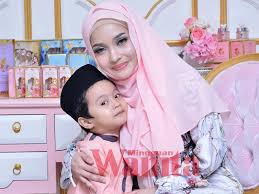 1) siti arifah mohd amin telah bernikah dengan mohd rayos abdul rahim di songkhla, thailand pada 10 januari 2013. Siti Arifah Mohd Amin