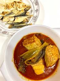 Ikan pari memang sangat sedap kalau dimasak asam pedas. Aku Sis Lin Asam Pedas Ikan Pari Bersama Sawi Jeruk