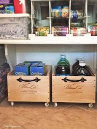 16 Astuces Diy Pour Ranger Votre Placard De Cuisine Et Gagner De La Place Caisse A Vin Deco Caisse De Vin Placard Cuisine