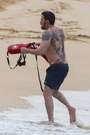 It S Ben Affleck As You Ve Never Seen Him Before The A Lister 45 Was Snapped On The Beach In Honolulu Hawaii Filmin Ben Affleck Phoenix Tattoo Back Tattoo