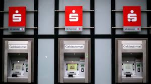 Dann ist das geld trotzdem nicht unbedingt verloren, denn die bank haftet, wenn ihr kunde der überweisung nicht zugestimmt hat (autorisierung). Sparkasse Geldabheben Am Automaten Verandert Sich Stern De