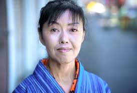 Lois Richard  ロイス・リチャード（1992年、オランダ・アムステルダム生まれ）は、人間の体験の複雑さを反映し、作品に多層的な意味を織り込むアーティストです。彼女のアートは、観る者に人生の隠れた側面に深く入り込むことを促します。コミュニケーション、人間関係  ...