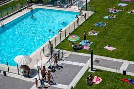 Córdoba avala el topless en las piscinas públicas y deja en el aire la  práctica del nudismo integral | Andalucía
