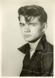 36 Cool Portraits From Photo Booths That Defined Men S Hairstyles In The 1950s 1950s Hairstyles Photobooth Pictures Mens Hairstyles