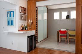 Perkembangan desain arsitektur rumah minimalis saat ini juga berpengaruh terhadap seluruh komponen bangunannya, termasuk model kusen pintu. 7 Ide Pembatas Ruang Tamu Dan Dapur Yang Luar Biasa Homify