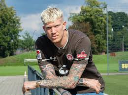 Pauli hat leben in der bude: Viele Tattoos Und Prominente Ex Frau So Tickt St Paulis Neuer Sturmer Makienok Mopo