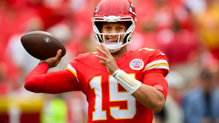 Patrick Mahomes becomes youngest QB to reach 250 touchdowns