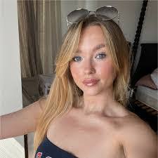 Katelyn Whitlock's Instagram, Twitter & Facebook