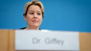Ein rechtsgutachten hatte zuvor das instrument der rüge in frage gestellt. Der Doktor Ist Futsch Familienministerin Dr Franziska Giffey Spd Verzichtet Auf Ihren Titel