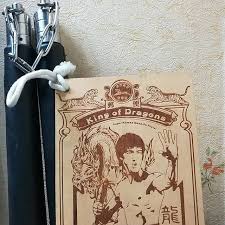 今天20180519 是 爸爸过世第七天到了爸爸近年的房间看见爸爸的 doublesticks 20110810 从 九份 台湾 taiwan 寄过一张爸爸从青年欣赏的 bruce lee 李小龙