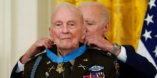 Así marcha el medallero tokio 2020. Watch This 94 Year Old Army Ranger Push A Walker Away To Stand And Receive The Medal Of Honor Business Insider Mexico Noticias Pensadas Para Ti