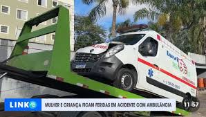 Mulher e criança ficam feridas em acidente com ambulância
