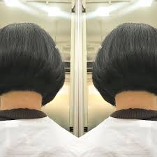 ネープ2ブロック ボブ ネープの内側に短くて高めのグラデーション トップから長くて低めのグラデーションをかぶせてボリュームと丸みの調整 ボブ ショート 女性らしさ 頭の形 小顔 ツーブロック 髪型 ヘアサロン ヘアスタイル ヘア 美容師 美容院 美容