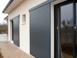 Faites Le Choix De Vos Volets Selon Vos Besoins Et Vos Envies Roulants Battants Ou Coulissants Produit Volet Coulissant Facade Maison Volet Coulissant Bois
