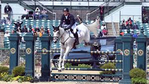 Nu ska hästarna besiktigas noga av veterinär innan ryttaren får klartecken att starta i banhoppningen. Kentucky Three Day Event 2021 Final Results Oliver Townend Wins