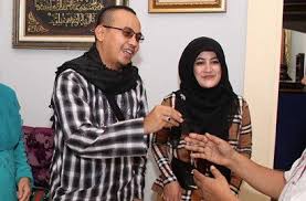 .kepada pipik dian irawati yang akrab disapa umi pipik, perihal foto kebersamaannya dengan mantan vokalis band matta, sunu, yang beredar di jagad maya. Wowkeren On Twitter Umi Pipik Dan Sunu Eks Matta Diisukan Nikah Netter Ingatkan Lagi Soal Isu Poligami Mendiang Uje Https T Co 2b897fkptq Selebriti Pipikdianirawati Sunufabian Jeffryalbuchori Https T Co Nsozuksaa0