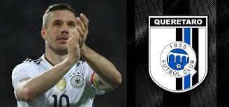 Lukas podolski ist einer der erfolgreichsten deutschen fußballspieler und beliebt bei jung und alt: Bombazo A La Vista Dan Por Hecho Que Lukas Podolski Sera El Refuerzo Estelar Del Queretaro Somos Invictos
