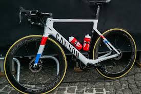 Desde sus redes sociales, van der poel ha hecho el siguiente anuncio: De Canyon Aeroad Cf Slx Van Mathieu Van Der Poel Racefietsblog Nl