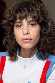 Ideen Fur Lockiges Haar Modelle Mit Laufstegen Fur Lockiges Haar Ideen Laufstegen Lockiges Modelle Naturlocken Frisuren Lockige Haare Pony Lockiges Haar