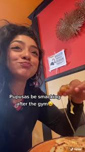 High af enjoying mis pupusitas de arroz🥵🤌🏼 #fyp #pupusas #elsalvador  #salvadoreña #parati #2FQ