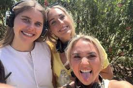 Cheers to footy finishing 🏆🐬🥂🤝🏽