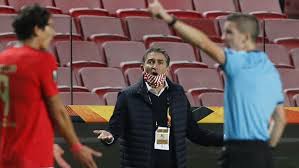 Treinador Do St Liege Atira Se Ao Arbitro Nao Precisava De Ajudar O Benfica Desta Forma Liga Europa Jornal Record