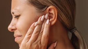 Pickel im Ohr: Das solltest du lieber lassen | BRIGITTE.de