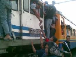 Untuk kereta dengan kelas eksekutif biasanya akan. Penumpang Lokomotif Ka Tegal Arum Ngamuk Di Stasiun Senen