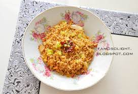 Setelah nasi goreng kimchi sudah jadi, sekarang saatnya membuat telur mata sapi setengah mateng mom, siapkan teflon size kecil yang diisi minyak panas lalu ceplok telurnya (telurnya tidak usah have a trying di rumah mom nasi goreng kimchi super pedas telur ceplok setengah matengnya. Famouslight Kimchi Fried Rice