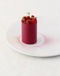 15 1 K Mentions J Aime 121 Commentaires Maja Vase Majachocolat Sur Instagram Tangy Raspberry Tube In 2020 Dessert Presentation Desserts Zumbo S Just Desserts