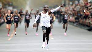 Was the top canadian finisher, logging a time of 2:19:27 to finish 46th in a 106. Eliud Kipchoge Marathon Mondlandung Mit Makel Sport Sz De