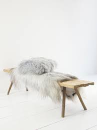 Holz Und Fell Sind Eine Sinnliche Kombination Holzbank Mit Fell Und Kissen Vom Tibetlamm Wooden Bench And Tibetan Sheep Skin H Holzbank Bank Sitzbank Kissen