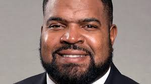 South Carolina football defensive line coach Travian Robertson is  recovering from a car accident and will not be with the team for the season  opener. See link below ⬇️ bit.ly/41pDCpt