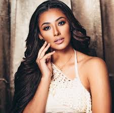 Dania Quezada's Instagram, Twitter & Facebook