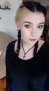 Kelly Cuthbertson's Instagram, Twitter & Facebook